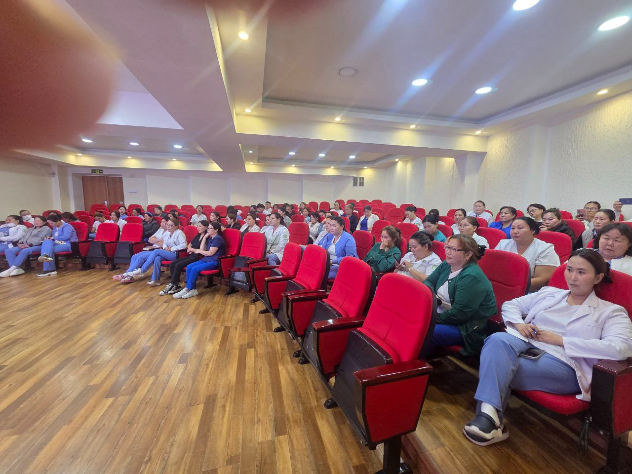 Монгол Улс 15.152 сувилагч, 1169 эх баригч, 1635 бага эмчтэй